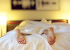 Le temps de sommeil, la dette de sommeil, la restriction de sommeil et l’insomnie chronique des 18-75 ans