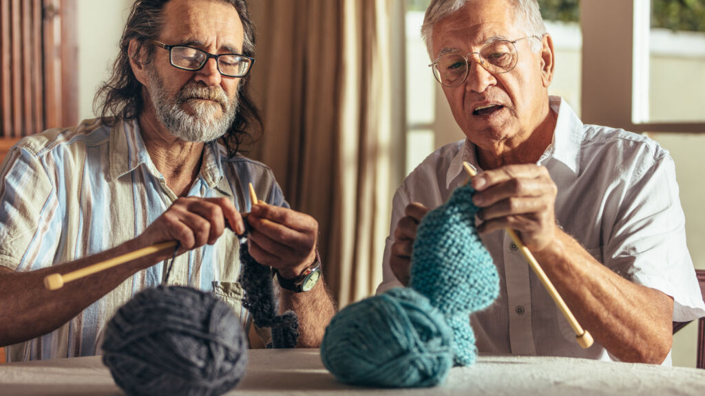 Deux hommes âgés tricotent