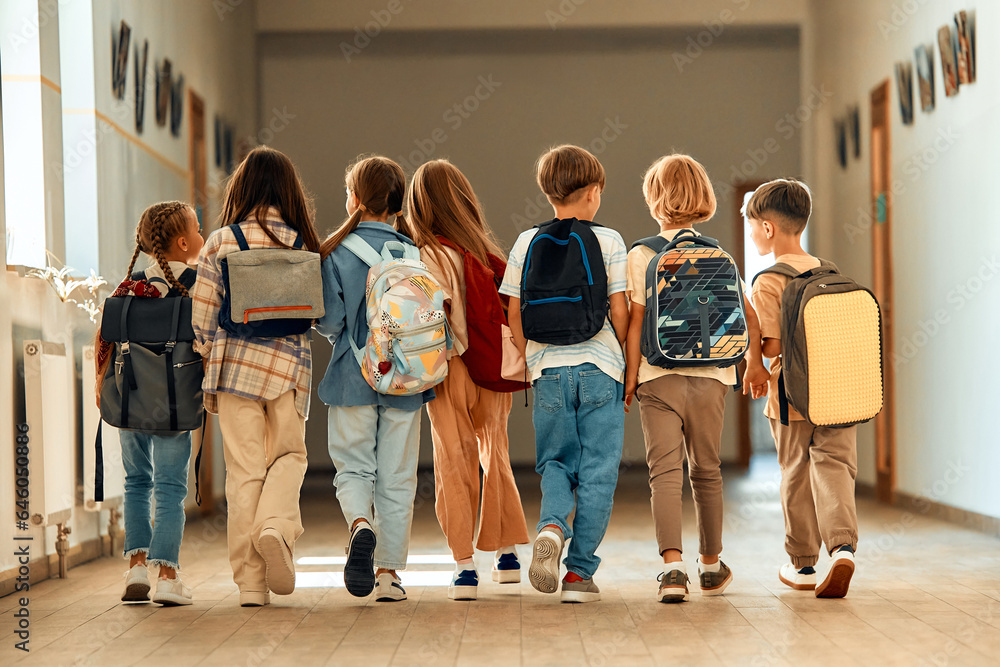 Enfants cheminant dans un couloir d'école