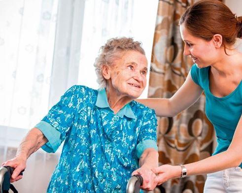 garde à domicile avec une personne âgée