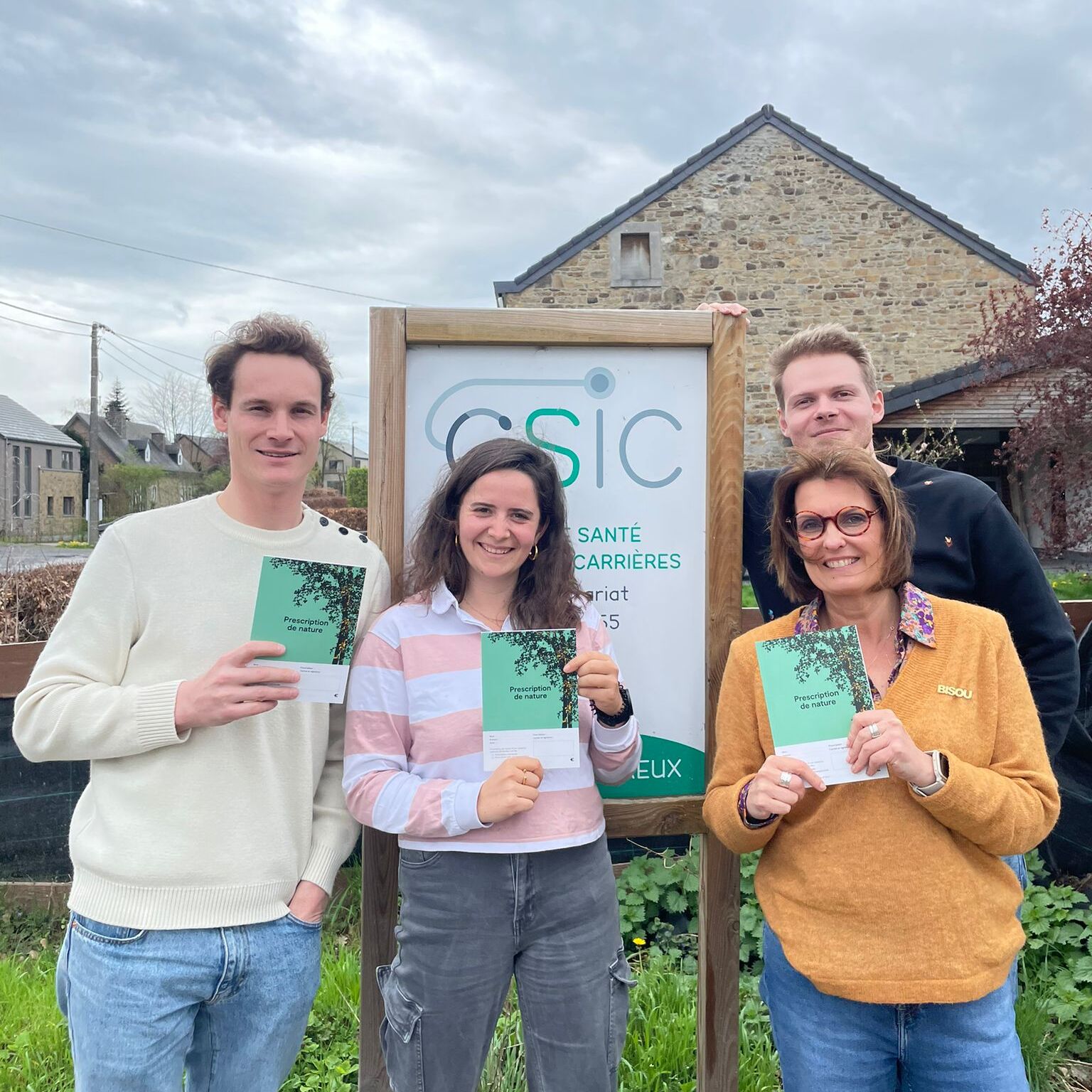 l’équipe du CISC de Sprimont avec le carnet de prescription verte illustré par Lucyle Massu, illustratrice et graphiste. De gauche à droite : le Dr Xavier Giet, Nolwenn Lechien, le Dr Fannette Brendel, le Dr Thomas Daltin. Cette photo a été prise fin mars 2024, au commencement du projet avec les patients.